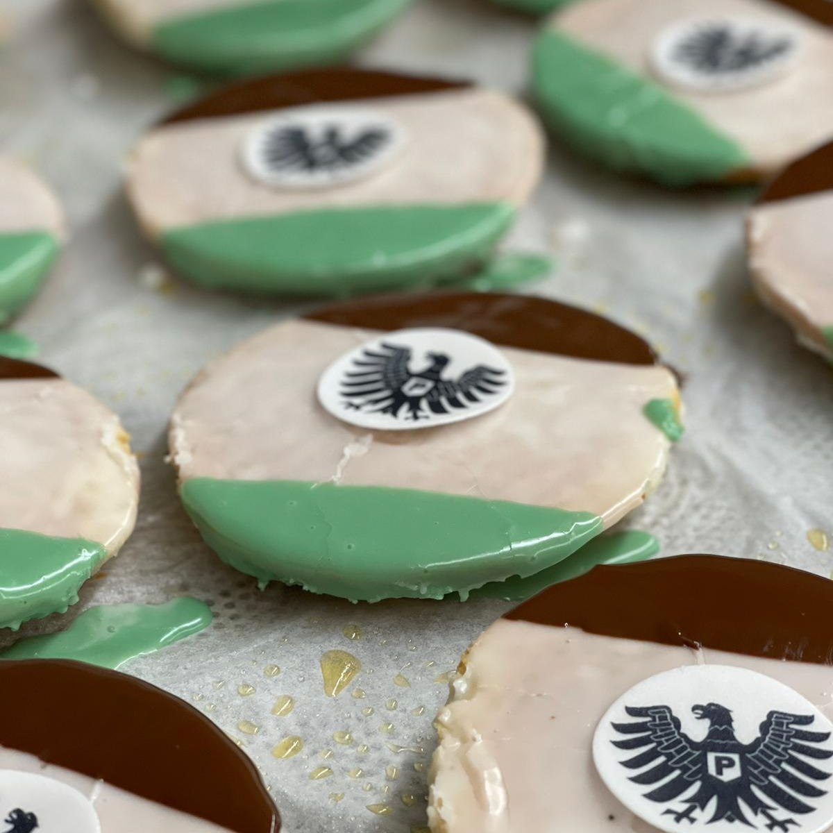 SCP backt Aufstiegs-Amerikaner – gebäck in Preußenfarben und mit Adler-Wappen aus Zuckerguß